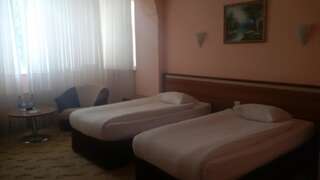 Отель River Side Hotel Мингечевир Стандартный двухместный номер с 1 кроватью или 2 отдельными кроватями-1