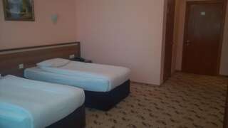 Отель River Side Hotel Мингечевир Стандартный двухместный номер с 1 кроватью или 2 отдельными кроватями-2