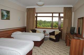 Отель River Side Hotel Мингечевир Стандартный двухместный номер с 1 кроватью или 2 отдельными кроватями и балконом-1