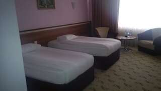 Отель River Side Hotel Мингечевир Стандартный двухместный номер с 1 кроватью или 2 отдельными кроватями и балконом-2