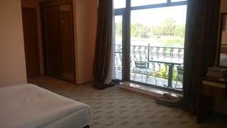 Отель River Side Hotel Мингечевир Стандартный двухместный номер с 1 кроватью, вид на реку-2